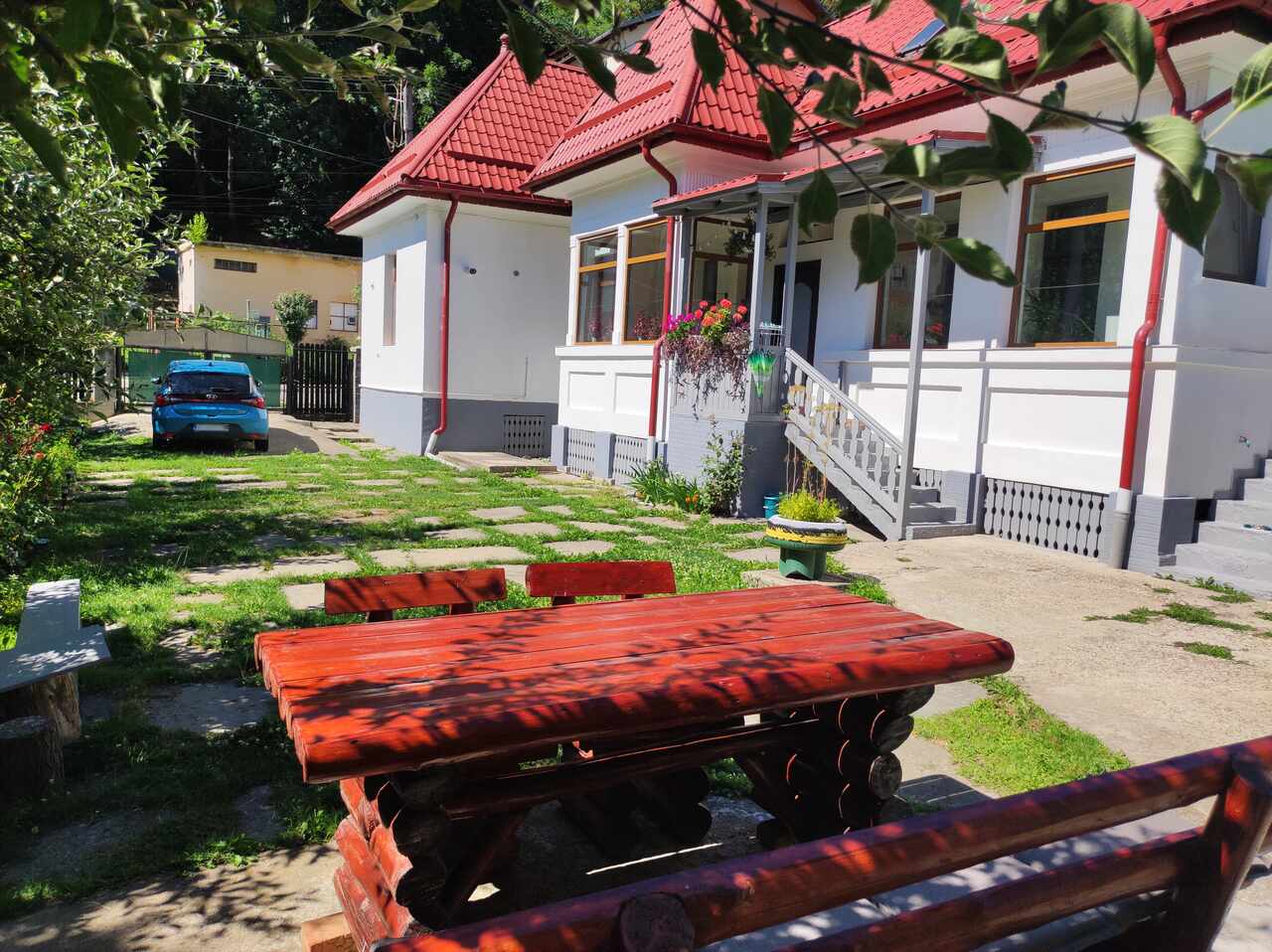 Little Bear Bușteni - Summer yard and house view